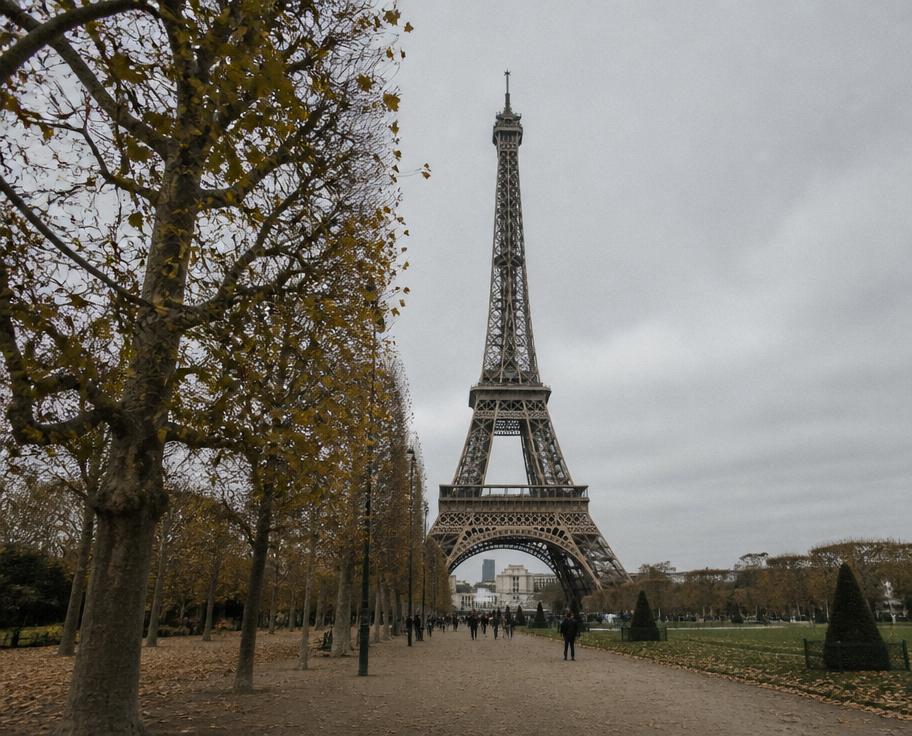 Vista de Paris com a Torre Eiffel ao fundo