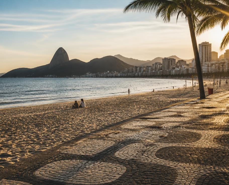 Praia e Pão de Açúcar no Rio de Janeiro ao entardecer