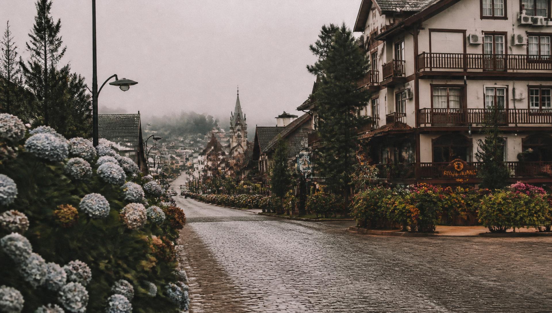 Rua de Gramado em manhã de neblina