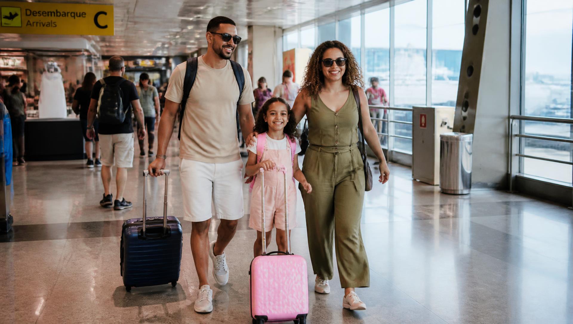 Família chegando ao aeroporto com malas
