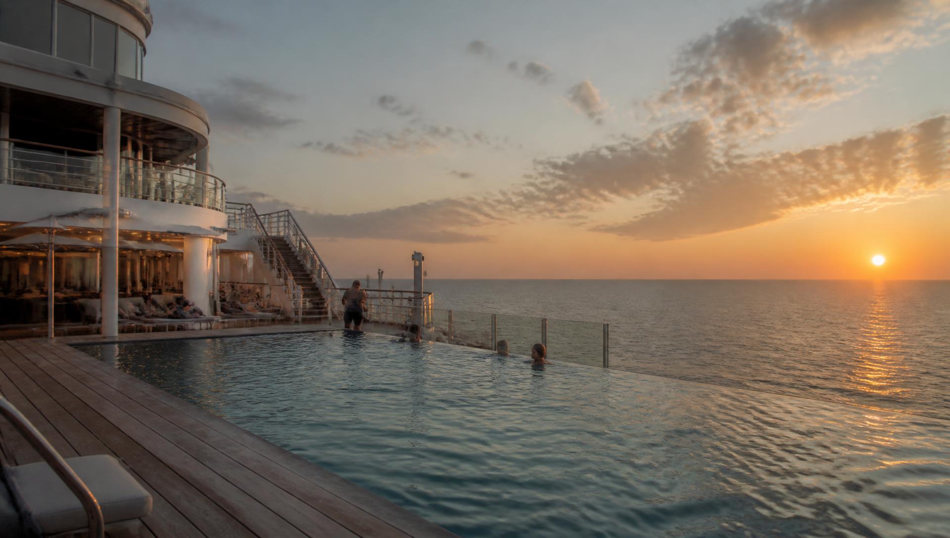 Piscina de borda infinita em navio de cruzeiro ao pôr do sol